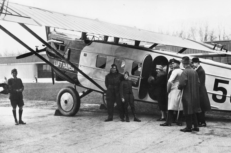 Fly av førkrigsmodell. Pasasjerene går på flyet. Det første Lufthansa-flyet.