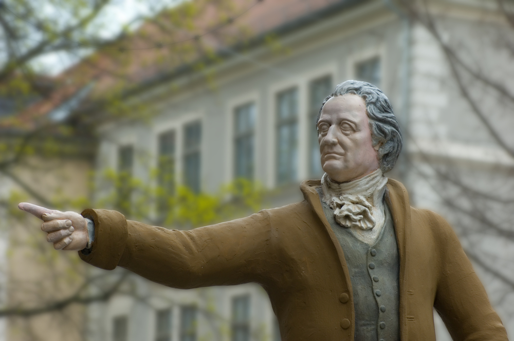 En farget staue av Johann Wolfgang von Goethe, i Weimar.